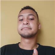 Estudiante de derecho da clases a niños de sociales